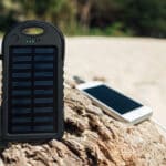 Ein Solarladegerät und ein Handy