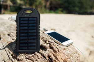 Ein Solarladegerät und ein Handy
