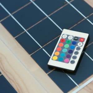 Eine Fernsteuerung auf einem Solartisch