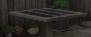 Ein Solartisch von GK Electrics auf einer Terrasse