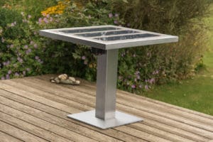 GK Electrics Solartisch auf der Terasse mit Garten