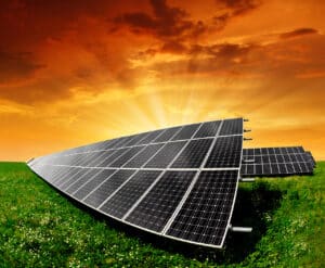 Eine Solaranlage im Sonnenuntergang