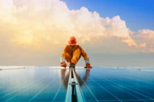 Eine Solaranlage und ein Techniker